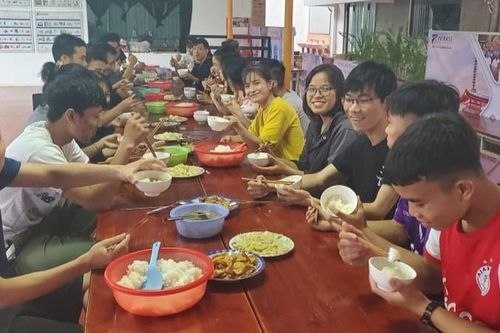 Giám đốc cho sinh viên Huế ăn ở miễn phí trong bão lũ