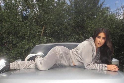 Kim Kardashian tái hiện dáng chụp cách đây 13 năm