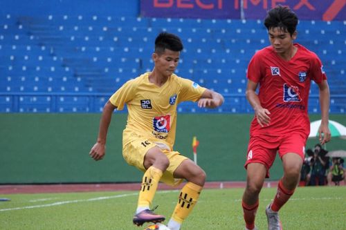 Người hùng của U15 SLNA đòi ăn thua với đối thủ sau pha va chạm