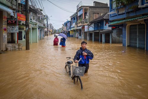 Phố cổ Bao Vinh ngập sâu trong biển nước