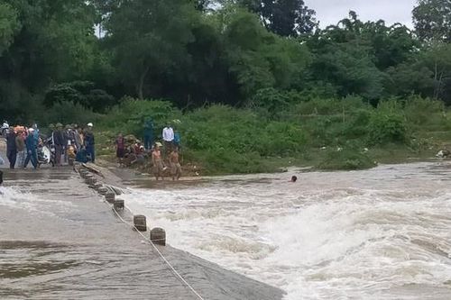 Người đàn ông bị nước cuốn mất tích