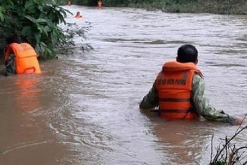 Nước lũ cuốn trôi người đàn ông khi đi qua đập cầu tràn