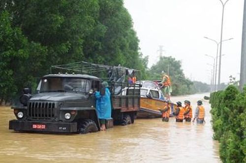 Dồn lực sơ tán nhân dân ra khỏi vùng lũ