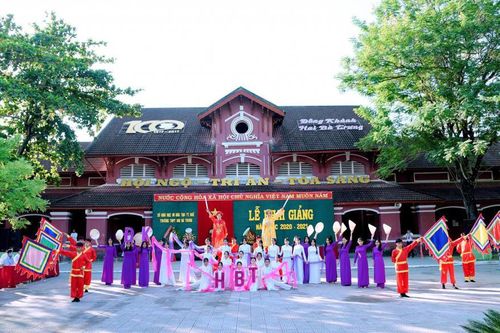 Một trường có 100% học sinh đỗ đại học năm 2020