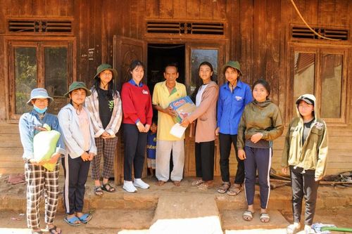 Nữ sinh nhận học bổng RMIT truyền cảm hứng cho học sinh dân tộc thiểu số