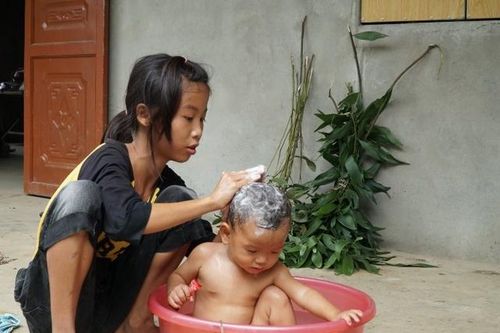 Tay cặp sách, tay ôm em và ước mơ của cô bé xứ Nghệ