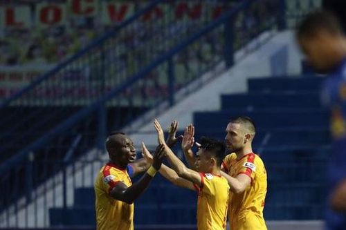 Nóng cuộc chiến trụ hạng đấu trường V-League