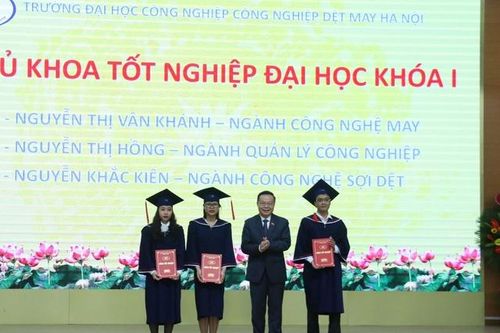 Hơn 400 sinh viên đầu tiên của Trường ĐH Công nghiệp Dệt may Hà Nội được nhận bằng ĐH