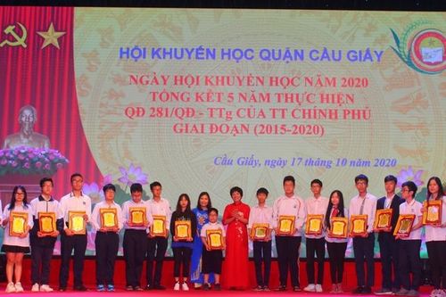 Khen thưởng hơn 360 học sinh có thành tích xuất sắc năm học 20219 -2020