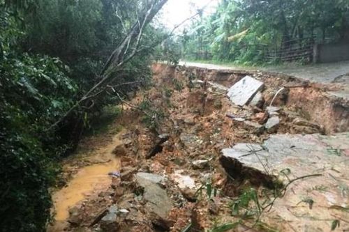 Mưa lớn, sạt lở nghiêm trọng tại nhiều tuyến đường, kè biển ở Hà Tĩnh