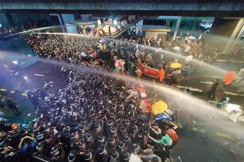 Cảnh sát Thái Lan dùng vòi rồng phun nước vào người biểu tình