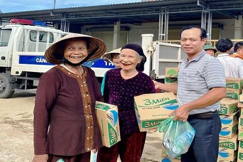 Văn phòng đại diện báo Pháp luật Việt Nam khu vực Bình Trị Thiên trao quà cho người dân 'rốn lũ' miền Trung