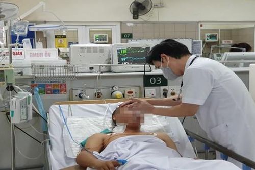 Uống rượu ở đám giỗ, ít nhất ba thanh niên ngộ độc methanol