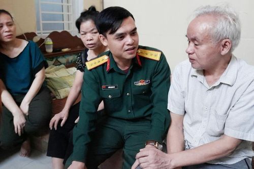 'Bác ơi, bố cháu đi công tác khi nào về?'