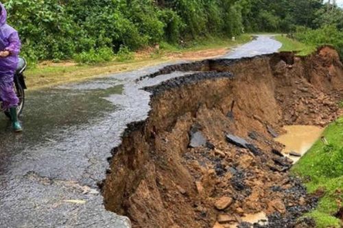 Sạt lở đất vùi lấp một gia đình, 2 người tử vong