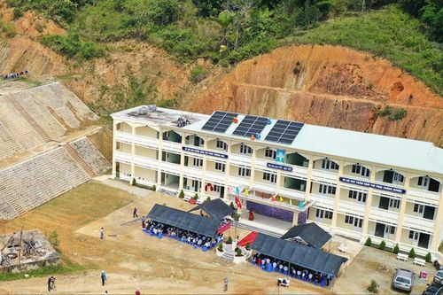 Thầy trò dạy học nhờ vì trường sạt lở