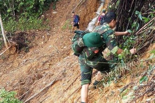 Bộ đội cõng gạo muối, vượt lũ đến bản làng đang bị cô lập