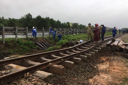 Đường sắt xói lở, tàu trật bánh, đứt toa ở Quảng Trị
