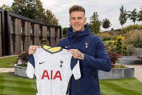 HLV Mourinho nhận thêm quà đặc biệt từ Tottenham