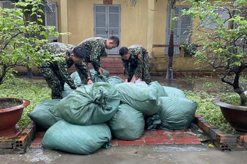Dân buôn dùng chiêu thức thả trôi đường cát lậu theo nước lũ