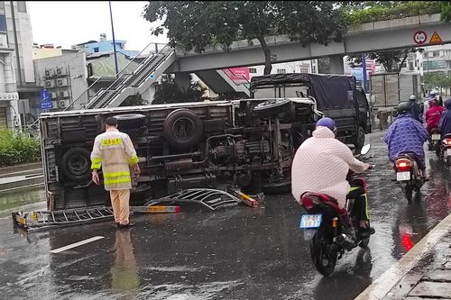 Xe tải cày nát hàng chục mét dải phân cách rồi 'chổng vó' lên trời