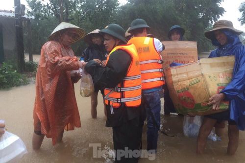 Biên phòng Quảng Trị vượt lũ cứu dân và đỡ đẻ sản phụ