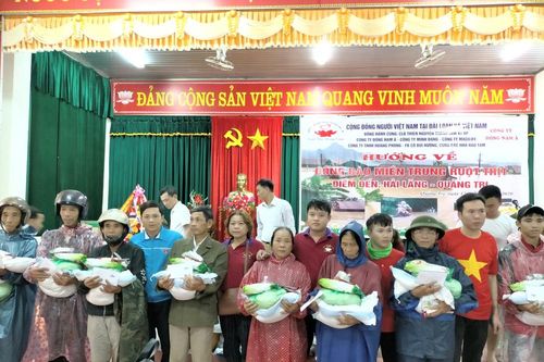 Trao quà hỗ trợ người dân khắc phục lũ lụt tại Quảng Trị