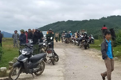 Người đàn ông bị nước cuốn khi đang đi mua gạo ở Thanh Chương