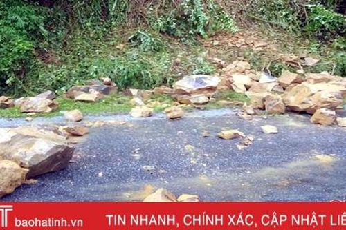 Kịp thời giải phóng hàng trăm khối đất đá, thông tuyến quốc lộ 8A