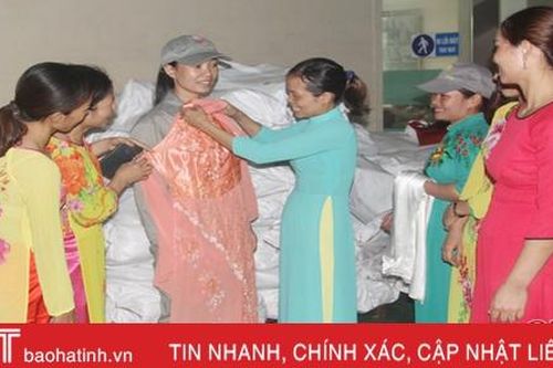 Ấm áp nghĩa tình áo dài tặng chị em công nhân lao động