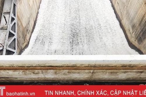 Mưa lớn dồn dập, nhiều hồ đập ở Hà Tĩnh xả tràn điều tiết lũ