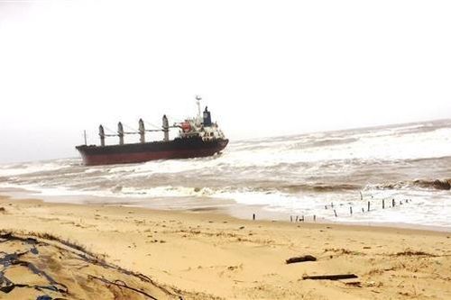 Quảng Bình: Tàu hàng 26.000 tấn gặp nạn khi đang tránh trú bão