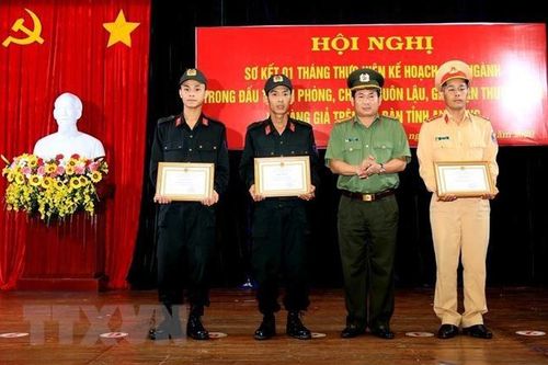 Khen thưởng 3 chiến sỹ công an cứu người trên thuyền đánh cá sắp chìm