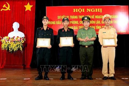 Khen thưởng 3 chiến sĩ Công an dũng cảm cứu người trên thuyền đánh cá sắp chìm lúc nửa đêm