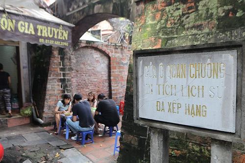 Di tích Ô Quan Chưởng bị lấn chiếm thành quán ăn, chỗ để xe