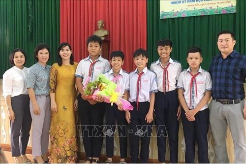 Khen thưởng đột xuất một học sinh nhặt được của rơi trả lại người mất
