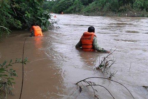 Hàng trăm người tìm kiếm nạn nhân bị nước lũ cuốn khi đang đi mua gạo