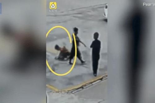 Đốt pháo trên nắp cống, cậu bé bị thổi bay lên không trung khiến đám bạn chạy tán loạn