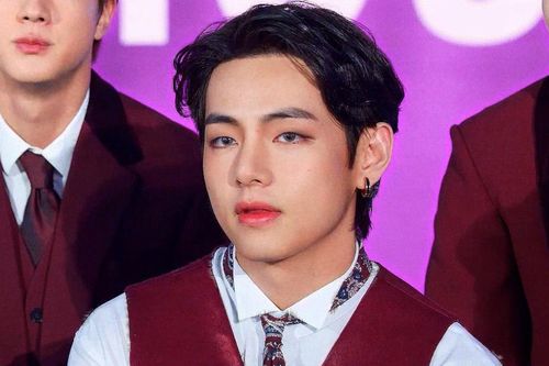 V (BTS) 'chễm chệ' ngồi Top 2 với kiểu tóc 'vuốt keo các thứ': Đẹp trai thì mới có nhiều đứa yêu!