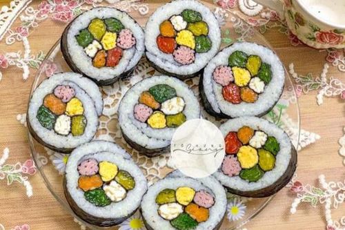 Khách đến nhà hoa mắt vì món cơm cuộn hình hoa cực xinh