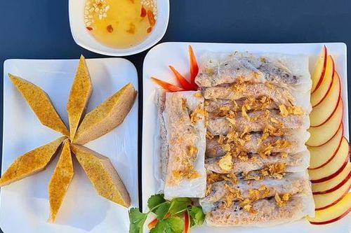 Món bánh cuốn nhân ruốc tôm, mộc nhĩ cho ngày cuối tuần thi vị