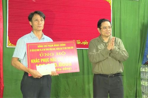 Trưởng ban Tổ chức Trung ương kiểm tra tình hình mưa lũ, tặng quà tại Quảng Bình