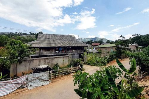 Bản nghèo trong lòng thị trấn