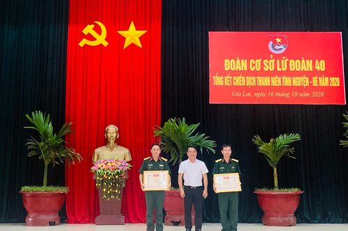 Tặng bằng khen của Trung ương Đoàn cho tập thể và cá nhân tiêu biểu trong chiến dịch 'Hành quân xanh' năm 2020