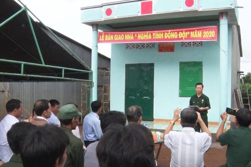Bàn giao 2 nhà 'Nghĩa tình đồng đội' cho cựu chiến binh có hoàn cảnh khó khăn ở Mang Yang