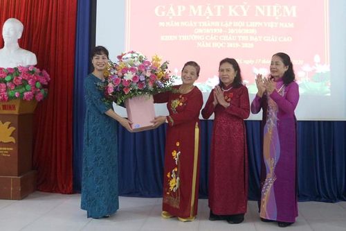 Ban liên lạc cán bộ nữ hưu trí TP Việt Trì gặp mặt