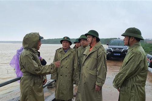 Bí thư Tỉnh ủy Lê Quang Tùng kiểm tra công tác ứng phó với mưa lũ tại một số địa phương