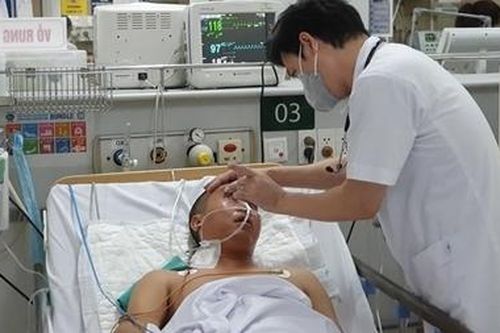 3 thanh niên ngộ độc khi uống rượu ở đám giỗ