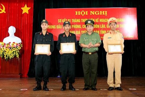 Cảnh sát cơ động cứu cặp vợ chồng bị chìm ghe trong đêm mưa