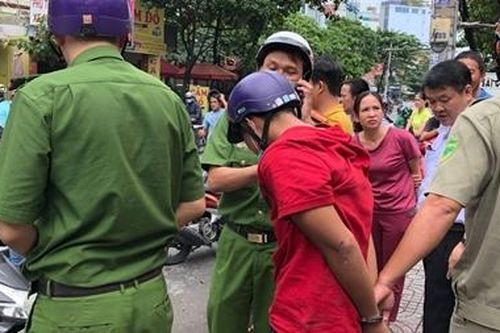 Cướp điện thoại bị bắt, xin tha vì vợ mới sinh